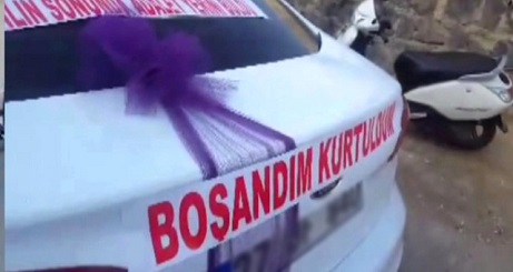 ''BOŞANDIM KURTULDUM''DEDİ,ARACINI SÜSLEYİP DAVUL ZURNA ÇALDI!