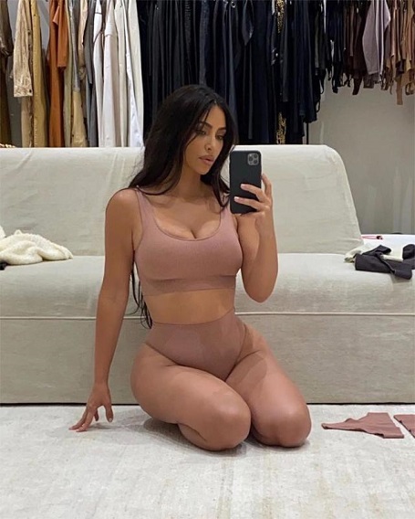    Kim Kardashian eleştirileri tiye aldı! Gecelik ve sütyenli paylaşım yaptı   