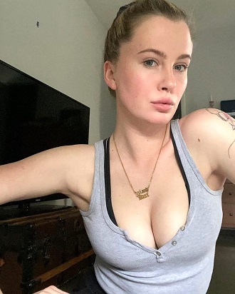 24 Yaşındaki model Ireland  büyük göğüslerinden şikayet etti