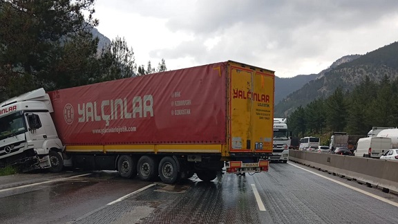 Mersin’de Tır Kazası Trafiği Aksattı
