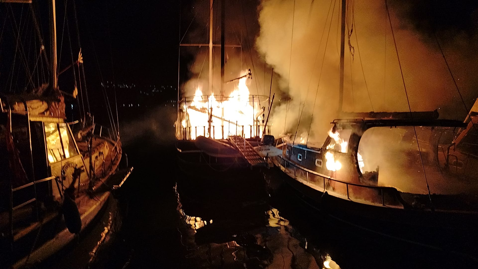 Bodrum’da 4 tekne yangından etkilendi