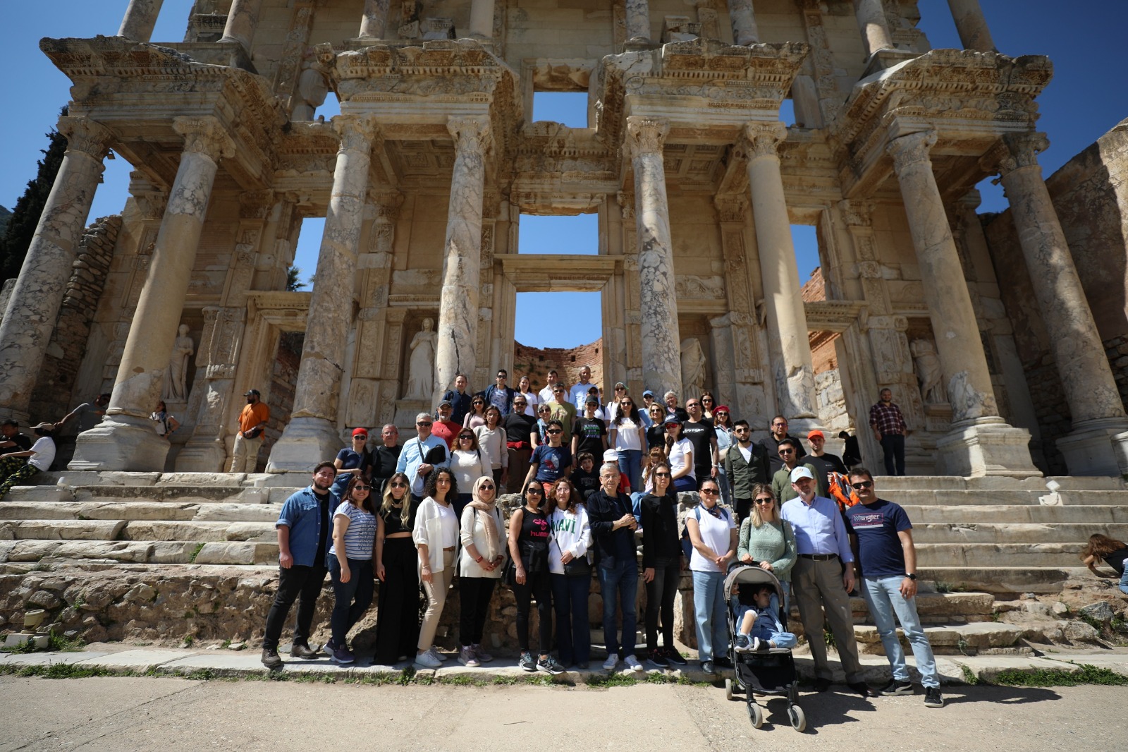 Büyükşehir Kitap Kulübü Üyelerinden Celsus Kütüphanesi’ne Ziyaret 