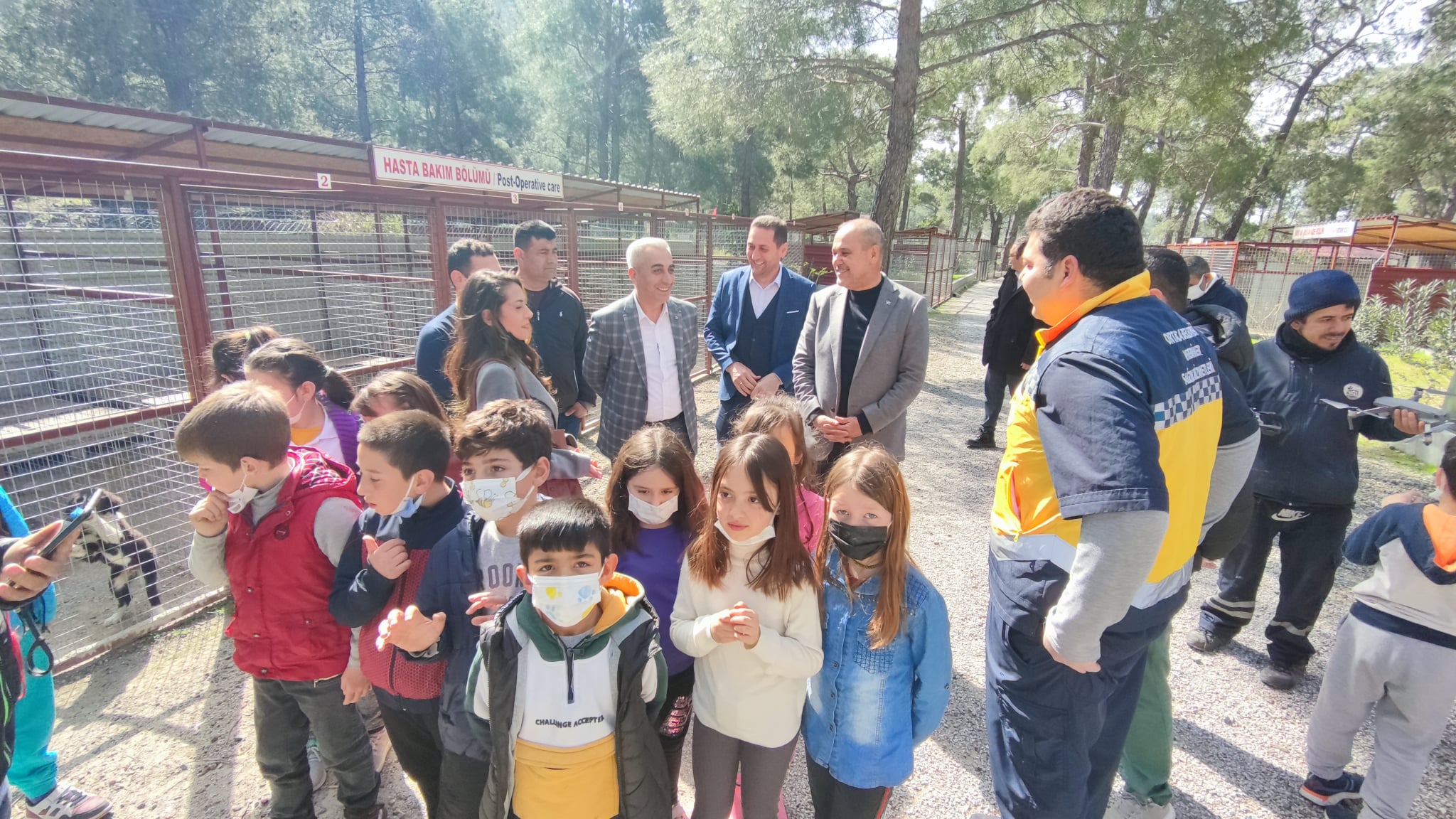 Dalaman’da Başkanlar öğrencilerle Geçici Hayvan Bakım Merkezini ziyaret etti