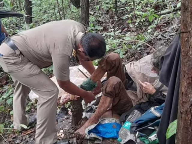 Hindistan’da bir kadın, eski kocası tarafından ağaca bağlanarak ormanda terk edildiğini iddia etti.