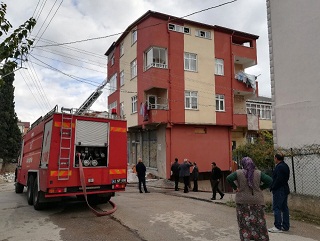 Gebze ilçesinde 3 katlı bir binanın çatı katında yangın çıktı
