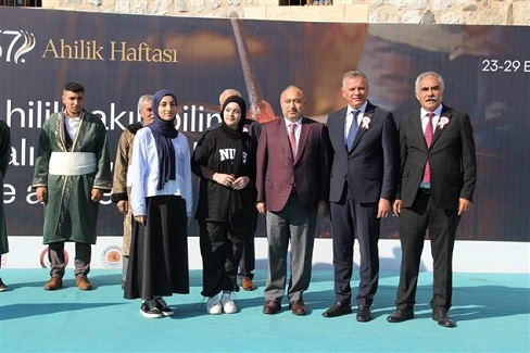 Samsun’da Ahilik Haftası Etkinlikleri Samsun Esnaf Odaları Birliği Başkanı H. Eyüp Güler’in katkılarıyla Saathane meydanında yapıldı.