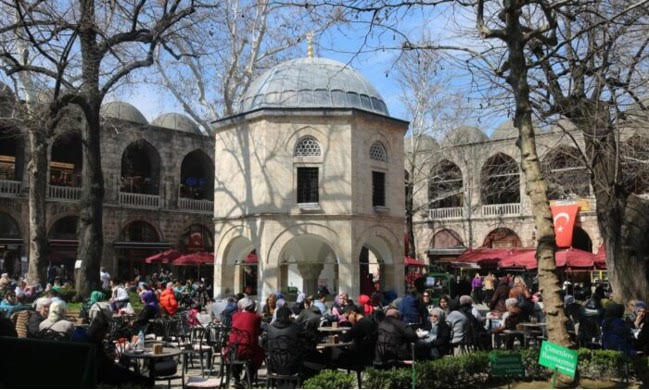 Osmanlı’ya başkentlik yapmış tarihi şehrimiz Bursa’nın 500 yıllık mescidi her haliyle ziyaretçilerini hayran bırakıyor.