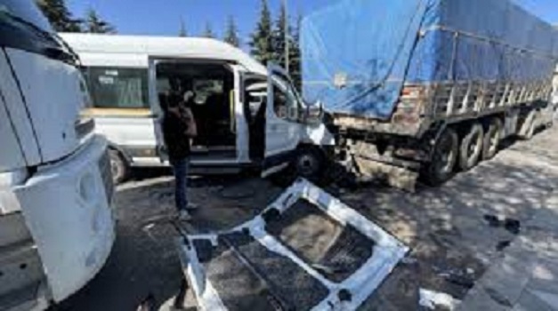 Gaziantep’te 2 işçi servisinin kafa kafaya çarpışması servislerden biri savrularak park halindeki tıra çarptı.