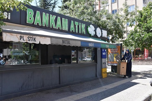 BANKAM ATIKTAN ALDIĞI HEDİYELER İLE ÇOCUKLARI SEVİNDİRİYOR