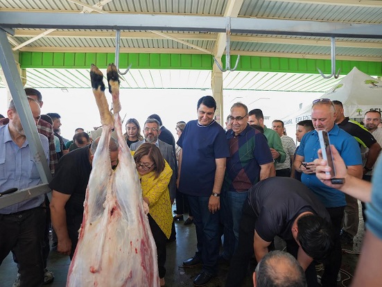  BAŞKAN YILMAZ VE ŞAHİN VATANDAŞLARLA BAYRAMLAŞTI  YILMAZ, KURBAN KESİM VE SATIŞ YERLERİNDE VATANDAŞLARLA BAYRAMLAŞTI