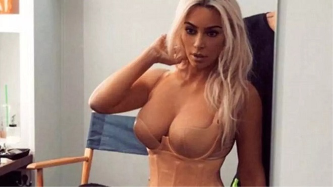 Dünya çapında büyük bir ün elde etmeyi başaran fotoğrafçı Mert Alaş, bu kez de Kim Kardashian’la görüntülü konuştuğu anları ’Gossip’ notuyla paylaştı.