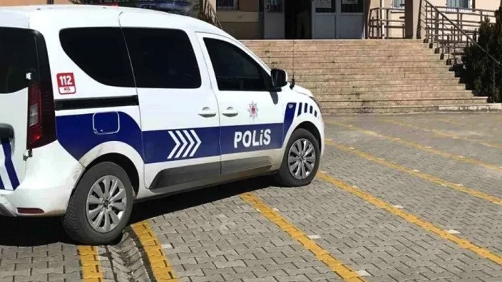 Gaziantep’te bir okul önünde çıkan kavgada 16 yaşındaki bir öğrenci Göğsünden bıçaklandı.