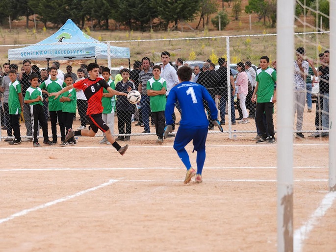 ŞEHİTKAMİL&rsquo;DEN ÖĞÜMSÖĞÜT’E FUTBOL SAHASI