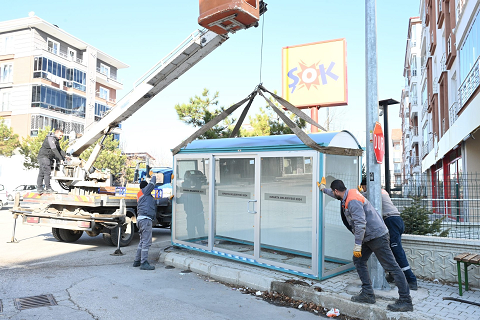 Isparta Belediyesi tarafından mahallelerde yoğun olarak kullanılan otobüs durakları kapalı duraklarla değiştiriliyor